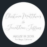 Moderne und elegante White Wedding Runder Aufkleber<br><div class="desc">Dieser moderne und elegante Event- oder Hochzeitsaufkleber zeichnet sich durch einen schlichten,  weißen Hintergrund mit schwarzem Text aus. Die Namen des Ehepaares werden in einem Skript-Schriftart gedruckt. Das Hochzeitstermin und der Ort sind unten gedruckt.</div>