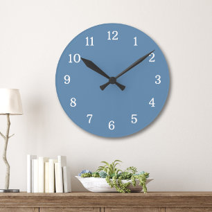 Moderne und zeitgenössische staubblaue und weiße runde wanduhr