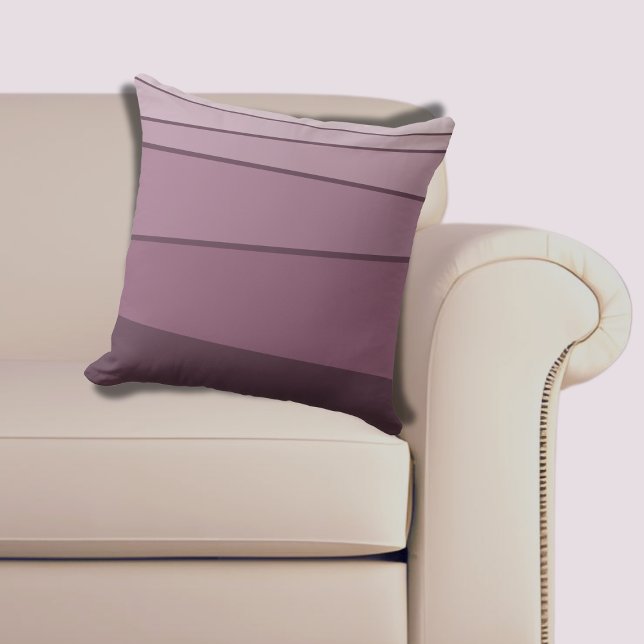 Moderne, unregelmäßige Streifen Lila Kissen (Modern Irregular Striped Shades of Eggplant Purple Throw Pillow)