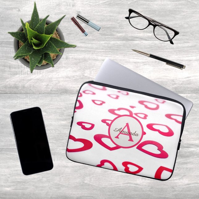 Moderne Valentinherzen mit Monogramm und Namen Laptopschutzhülle (Von Creator hochgeladen)