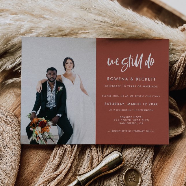 Moderne verbrannte Backsteine Wir führen noch imme Einladung (Von Creator hochgeladen)