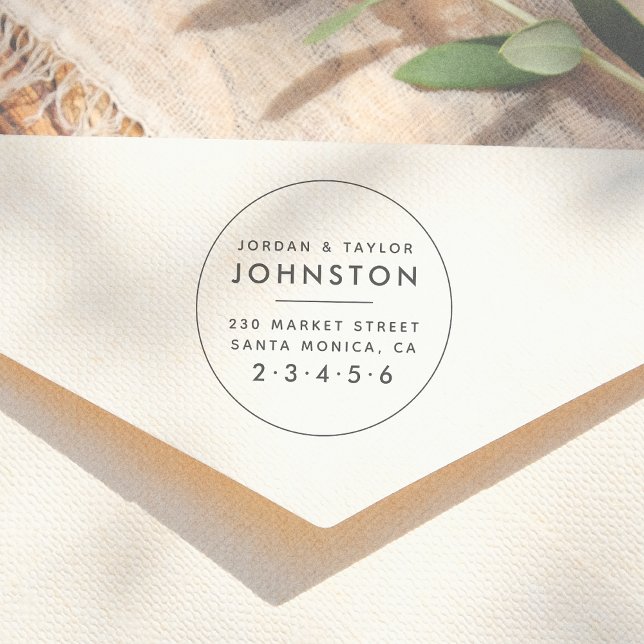 Moderne Verheiratete Couple Round Rücksendeadresse Gummistempel (Von Creator hochgeladen)