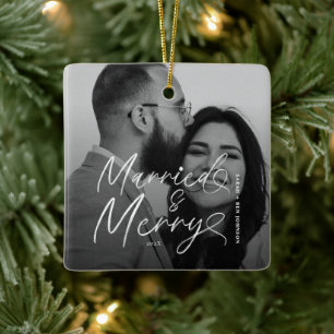 Moderne Verheiratete und frohe Weihnachtsschrift Keramikornament