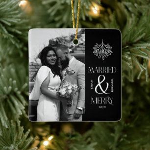 Moderne Verheiratete und fröhliche Weihnachtsferie Keramikornament