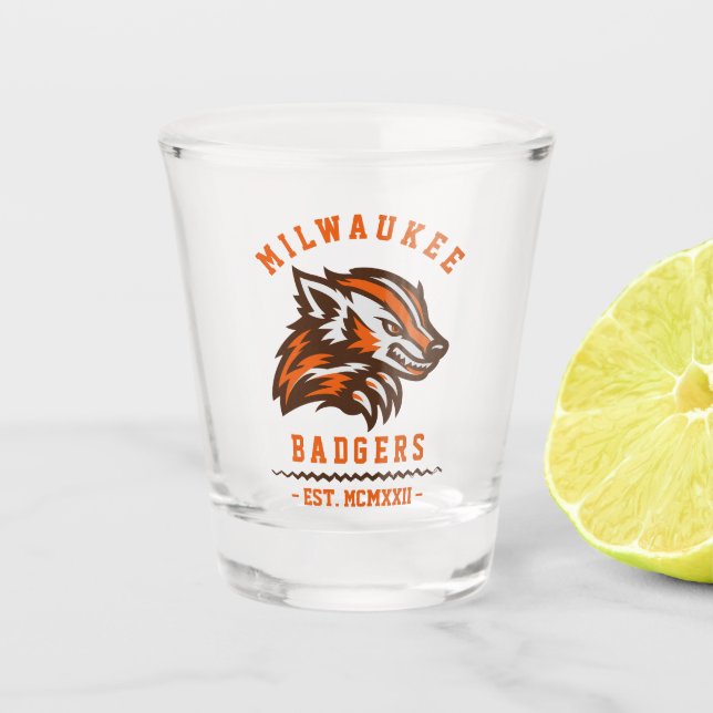 Moderne Vintage Milwaukee Badgers Est. Schnapsglas (Vorderseite)