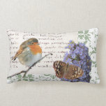 Moderne Vintage Robin-Vogel-Blumen und Lendenkissen<br><div class="desc">Moderner Vintager Vogel des Natur-Fotos Art. Robin,  buddleja Blumen und Schmetterling auf Manuskript und weicher grüner Damasthintergrundbeschaffenheit.</div>