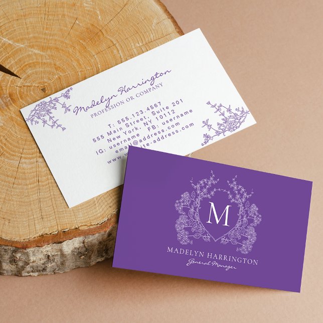 Moderne violette florale Wappen-Monogramm Visitenkarte (Von Creator hochgeladen)