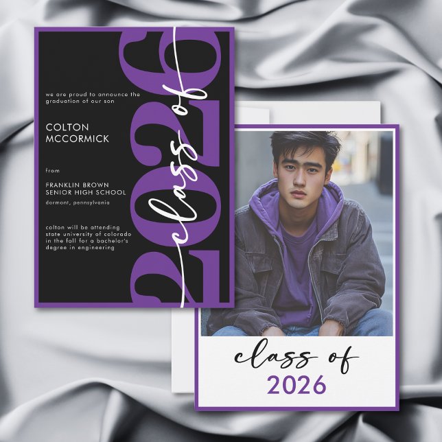 Moderne violette Typografie-Abschlussankündigung Einladung (Modern Purple Typography Graduation Announcement)