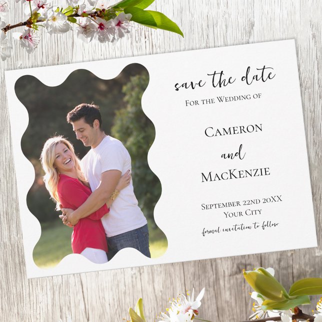 Moderne Wavy Foto Hochzeit retten das Datum der Ei Save The Date (Modern wavy frame photo wedding save the date invitation announcement with custom text)