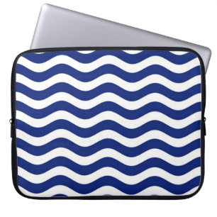Moderne Wavy Navy Blue Stripes Dekoration Laptopschutzhülle