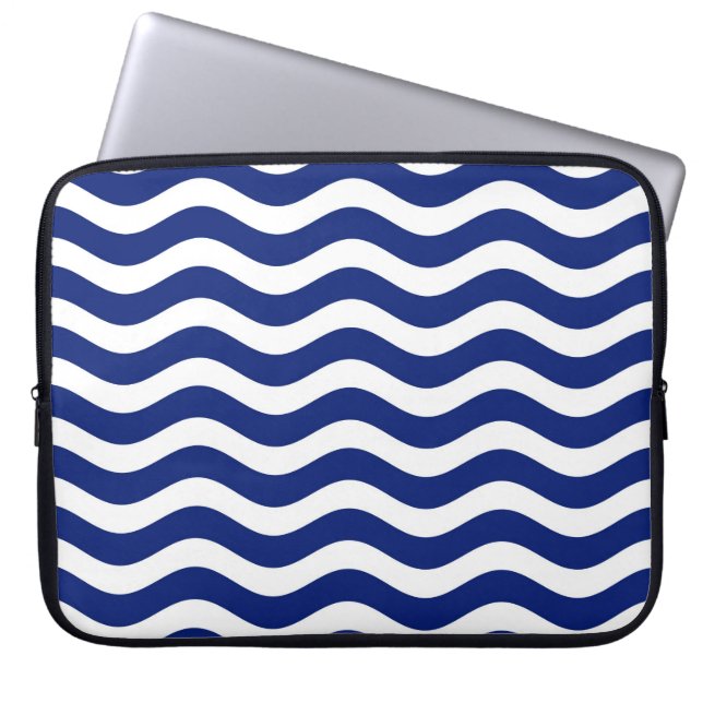 Moderne Wavy Navy Blue Stripes Dekoration Laptopschutzhülle (Vorderseite)