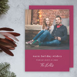 Moderne Weihnachten | Couple Foto Burgundy Maroon<br><div class="desc">Stilvolle, moderne Foto-Flachbild-Fotokarte mit klassischem Typografie-Zitat "Herzliche Urlaubswünsche - von unserer Familie zu Ihrer" gepaart mit einem handgeschriebenen Schriftart für Ihren Familiennamen in Weiß auf einem burgundischen rubinfarbenen Rotharonengrünn. Der Gruß und der Name lassen sich einfach für ein individuelles Design anpassen. Ein minimalistisches und modernes Design, das sich in dieser...</div>