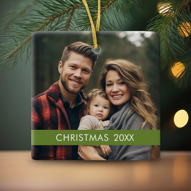 Moderne Weihnachten - Foto Jahr Grüner Streifen Keramikornament (Personalized photo ornament)
