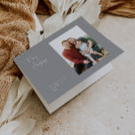 Moderne Weihnachten | Silver Faltes Single Foto<br><div class="desc">Dieses moderne Weihnachtsfest | Silber gefaltete Single Foto-Urlaubskarte ist perfekt für Ihr minimalistisches Shabby Chic boho silber und weiß Feiertag Gruß. Die minimale whimsical handgeschriebene Kalligraphie ist delikat und rustikal, bleibe elegant und elegant. Sie werden feststellen, dass alles über dieses Produkt bearbeitbar ist, also fühlen Sie sich frei, Bilder oder...</div>