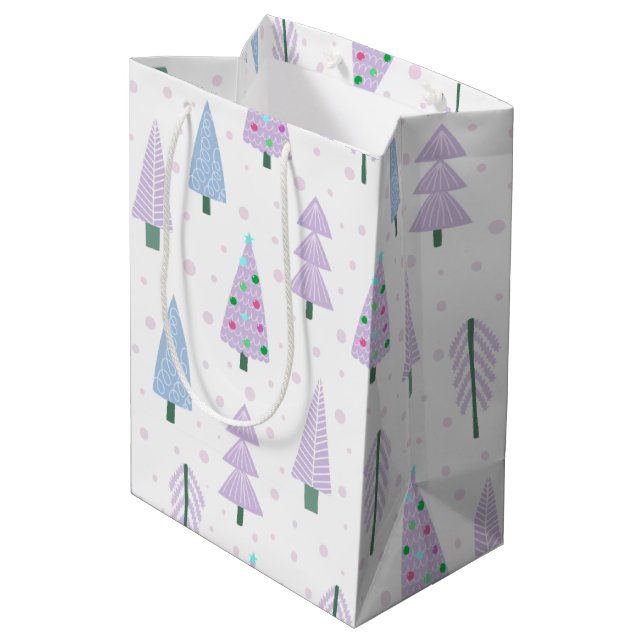 Moderne Weihnachtsbäume Lavender Abstrakte Muster Mittlere Geschenktüte (Rückseite Schrägansicht)