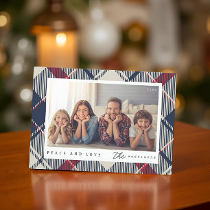 Moderne Weihnachtsfamilienfoto mit Frieden und Lie Feiertagskarte