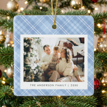 Moderne Weihnachtsfamilienfotos im blauen Karomust