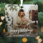 Moderne Weihnachtsstylische Minimalistische Script Ornament Aus Metall<br><div class="desc">Einfaches, stilvolles, individuelles Foto "Happy Ferien" Weihnachtsdesign mit moderner minimalistischer handgeschriebener Schrift Typografie und einem schlichten schwarzen Farbverlauf. Das Foto und der Text können leicht für ein einzigartiges Design personalisiert werden, wie es Ihre ganz besondere Familie ist! Das abgebildete Bild dient nur zur Veranschaulichung, um durch Ihr eigenes Foto ersetzt...</div>