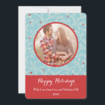 Moderne Weihnachtszweige Muster Foto Feiertagskarte<br><div class="desc">Diese moderne Foto-Urlaubskarte zeichnet sich durch ein zartes Weihnachtsmotiv im Hintergrund mit Ästen,  Blätter und Früchten aus. Ein Kreis in der Mitte hat ein Familienbild und einen Kammerrand. Die Farbpalette aus Korallen und Aqua fügt eine moderne Touch mit einer Vintagen Drehung hinzu.</div>