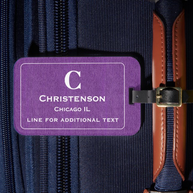 Moderne Weißbriefe auf Lila Denim Print Gepäckanhänger (Vorderseite Insitu 4)