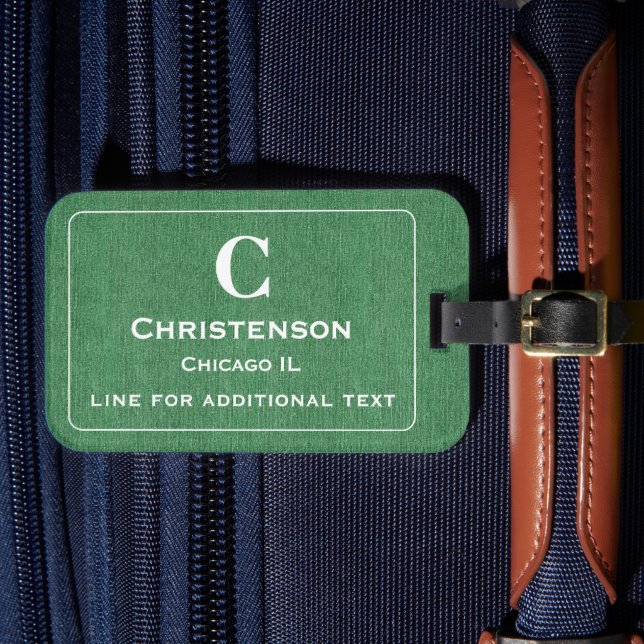 Moderne weiße Buchstaben auf grünem Denim-Print Gepäckanhänger (Vorderseite Insitu 4)