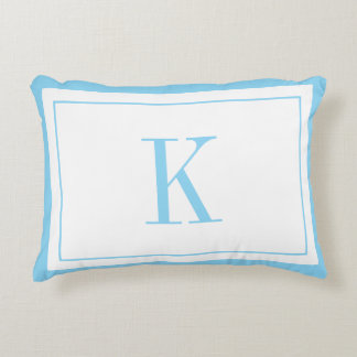 Moderne weiße & himmelblaue Monogramm Dekokissen