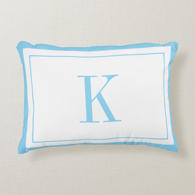 Moderne weiße & himmelblaue Monogramm  Dekokissen (Vorderseite)