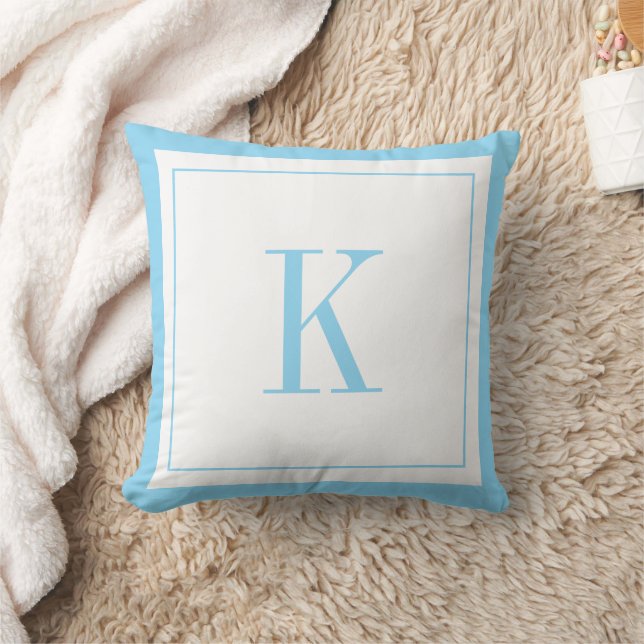 Moderne weiße & himmelblaue Monogramm  Kissen (Decke)