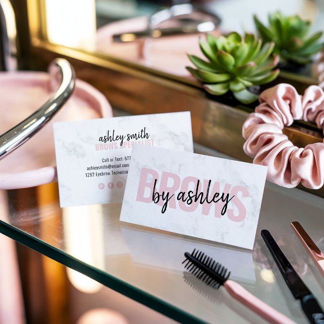 Moderne weiße Marmorschrift rot rosa braun Schönhe Visitenkarte (Modern white marble script blush pink brows beauty)