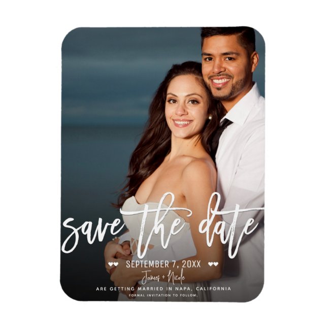 Moderne weiße Schrift Save the Date Hochzeitsfoto Magnet (Vertikal)