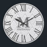 Moderne, weiße und graue Art Deco römische Zahlen  Große Wanduhr<br><div class="desc">Trendy Wanduhr mit modernem weiß-grauem Pfeilen-Design mit großen schwarzen römischen Ziffern und personalisiertem Monogramm. Die Hintergrundfarbe ist hellgrau,  kann aber angepasst werden.</div>