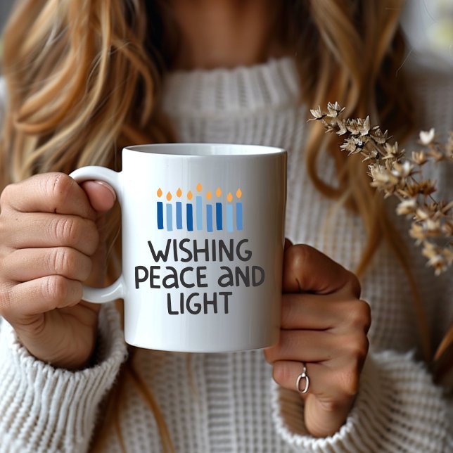 Moderne whimsical Menorah Hanukkah Tasse (Von Creator hochgeladen)