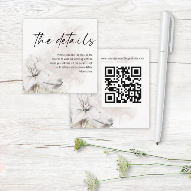 Moderne White Florals QR Code Hochzeitsdetails Begleitkarte (Von Creator hochgeladen)