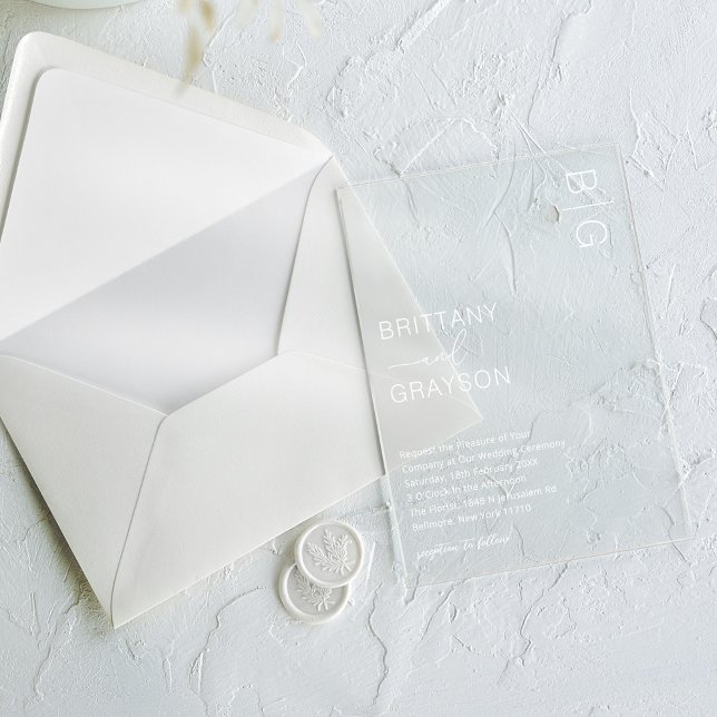 Moderne White Monogram Wedding Acryleinladungen (Von Creator hochgeladen)