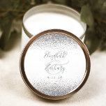 Moderne White Silver Glitzer Edge Wedding Runder Aufkleber<br><div class="desc">Dieser elegante,  moderne Hochzeitsaufkleber zeichnet sich durch ein Imitat silberner Glitzer-Design am oberen und unteren Rand aus. Anpassen Sie den grauen Text einfach auf einem weißen Hintergrund,  mit den Namen der Braut und des Bräutigams in handschriftlicher Kalligraphie über einen großen Ampersand.</div>