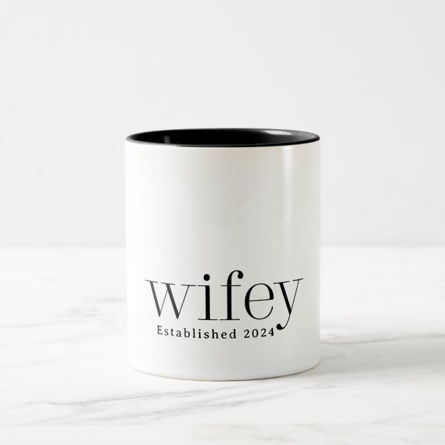 Moderne Wifey-Ehefrau Zweifarbige Tasse (Mittel)
