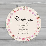 Moderne Wildblume Beige Wedge Vielen Dank Runder Aufkleber<br><div class="desc">Diese moderne beige Hochzeit in Wildblume zeichnet sich durch ein klassisches Rundaufkleber-Design aus, das mit einem warmen, beigen Hintergrund und lebhaften rosa und lila Aquarellfarben-Wildblumen geschmückt ist. Die Verbindung von rustikalem und elegantem boho Charme macht dieses Design perfekt für Paare, die eine moderne Wildblume ästhetisch suchen. Egal ob Sie sich...</div>