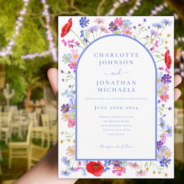 Moderne Wildblume Blue Arch Einladung (Modern colorful wildflower blue arch wedding invitation elegant typography summer watercolor florals)