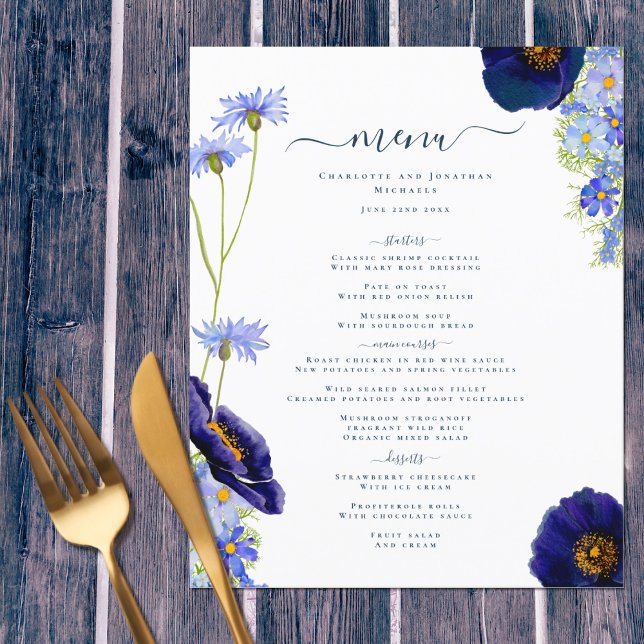 Moderne Wildblume Blue Boho Wedding Menu (Unique Wildflower blue boho personalized wedding menu for day of the wedding or rehearsal dinner)