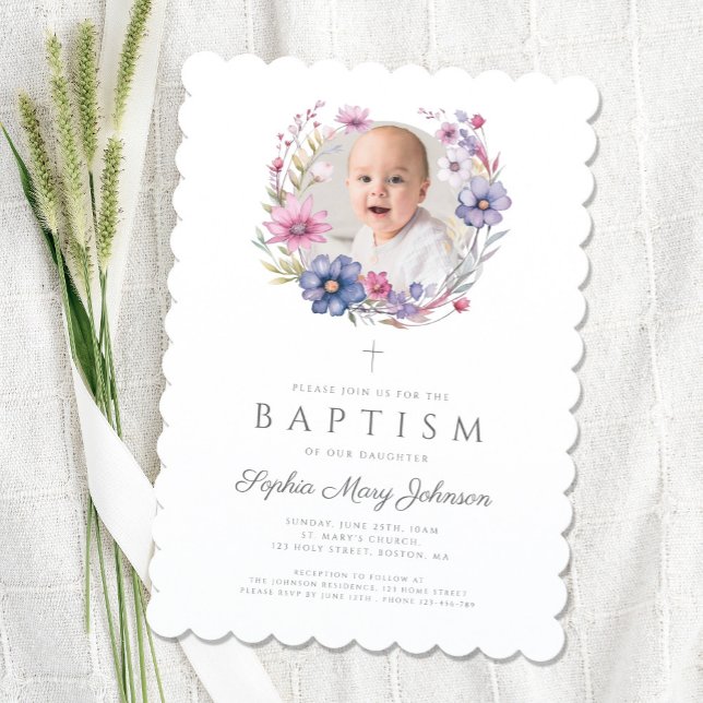 Moderne Wildblume Wreath Girl Taufe Foto Einladung (Modern Wildflower Wreath Girl Baptism Photo Invitation)