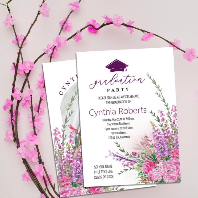 Moderne Wildblumen Sommeraufenthalt Abschluss Einladung (Modern Wildflowers Summer Graduation Invitation features watercolor flowers in shades of pink purple)