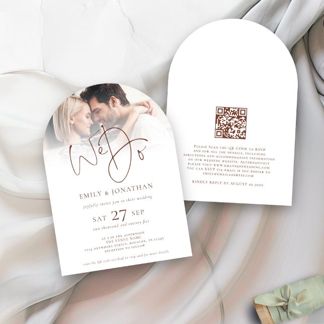 Moderne wir machen braunen Text QR Foto Hochzeitsb Einladung (front and back view)
