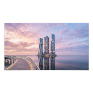 Moderne Wolkenkratzer an ruhigem Wasser bei Sonnen Fotodruck