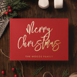 Moderne zeitgenössische rote frohe Weihnachten Folien Feiertagskarte<br><div class="desc">Frohe Weihnachtskarte: ein modernes Design,  mit einer zeitgenössischen und trendigen Typografie in Goldfolie und einem klassischen roten Hintergrund.</div>