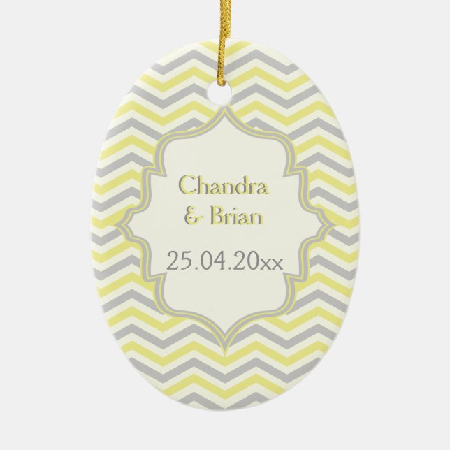 Moderne Zickzack, gelbe, graue und elfenbeinfarben Keramikornament (Vorne)