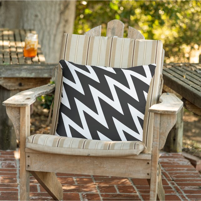 Moderne Zig Zag Schwarz-Weiß-Gartendekoration Kissen (Modern Zig Zag Black & White Garden Decor Outdoor Pillow)