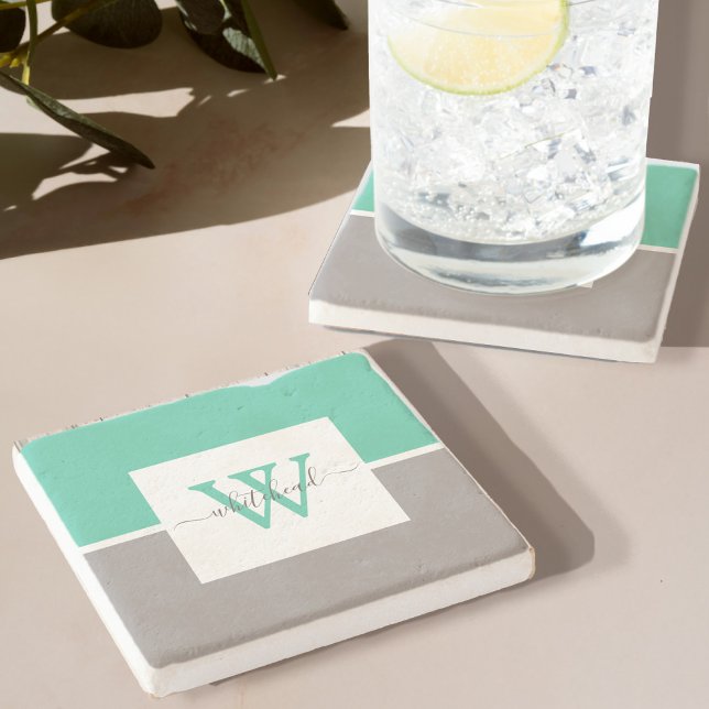 Moderne Zwei-Tone-Monogramm Minze Grüne Taupe Steinuntersetzer (Introducing the Two-Tone Monogram Stone Coasters - a union of practicality and style.)