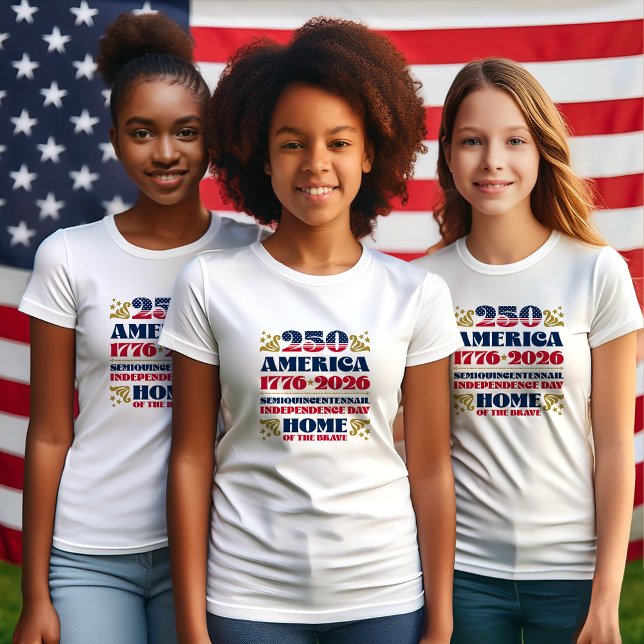 Moderner 250. Jahrestag des Amerika-T - Shirt 2026 (Three American girls wearing the 250th American anniversary t-shirt designed by The American Family.)