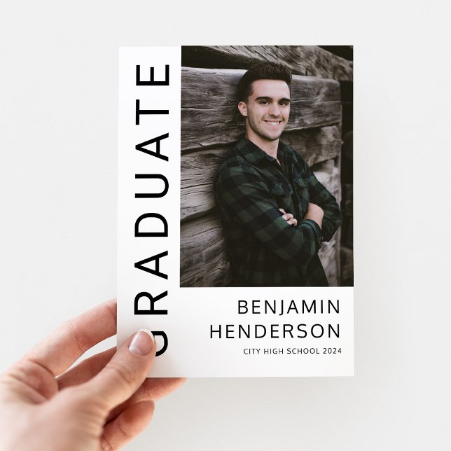 Moderner Abschluss aus schwarzem und weißem Foto Ankündigung (Modern Black And White Photo Graduation Announcement Card.)