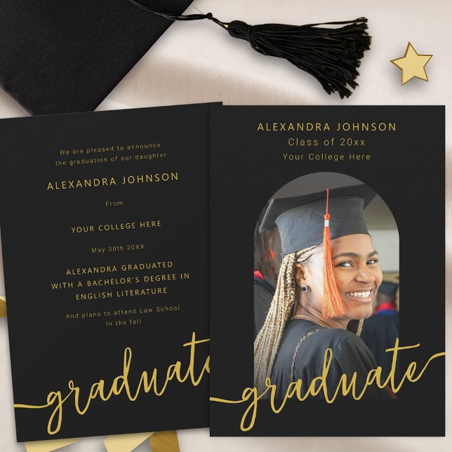 Moderner Abschluss für das Foto Script Ankündigung (Modern black and gold script photo arch graduation announcement card Stylish trendy elegant design)